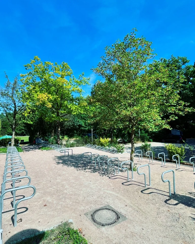 Neue Fahrradständer in der TGH