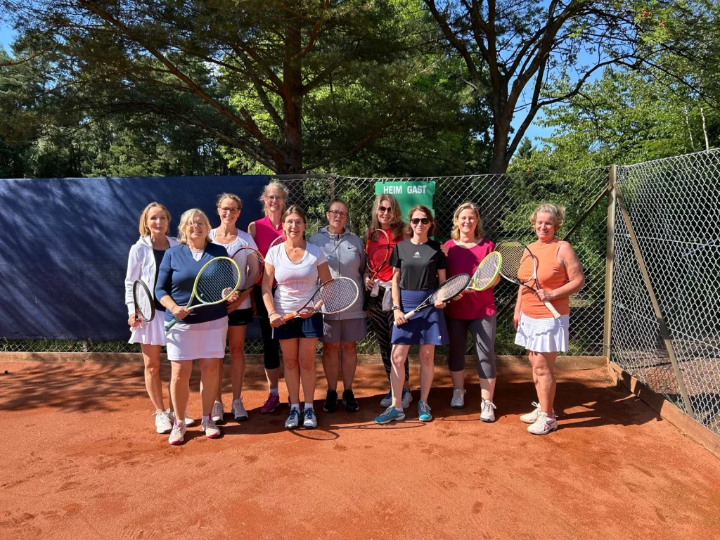Mannschaftsfoto Damen 40 II: elf Spielerinnen mit Schlägern auf dem Sandplatz