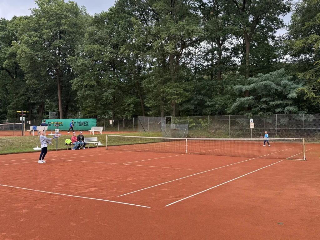 Einzel beim Freundschaftsturnier der Tennisjugend auf dem Sandplatz