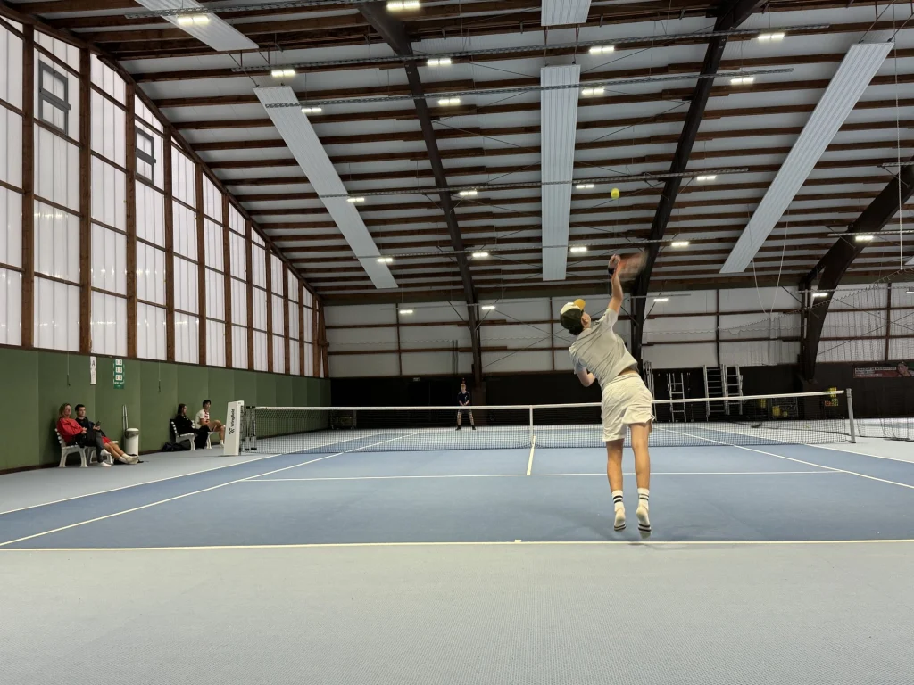 Aufschlag im Finale in der Tennishalle