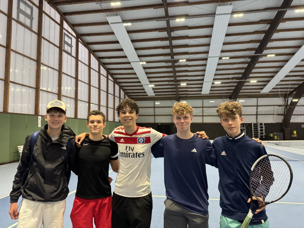 Fünf Jugendliche der ältesten Gruppe in der Tennishalle