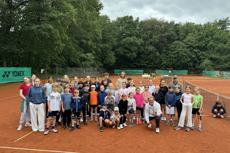 Gruppenfoto der 45 Kinder und Jugendlichen mit Trainern auf dem Sandplatz beim SommerJugendTennisCamp 2026