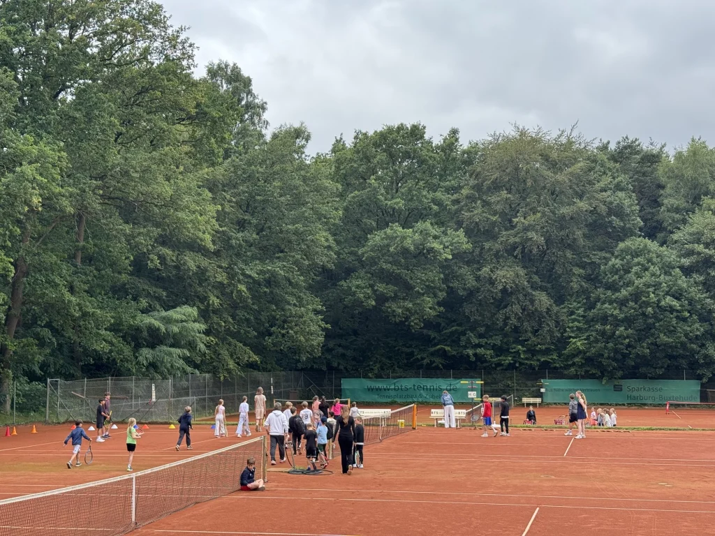 Kinder wechseln beim Camp zwischen den Trainingsstationen auf den Sandplätzen