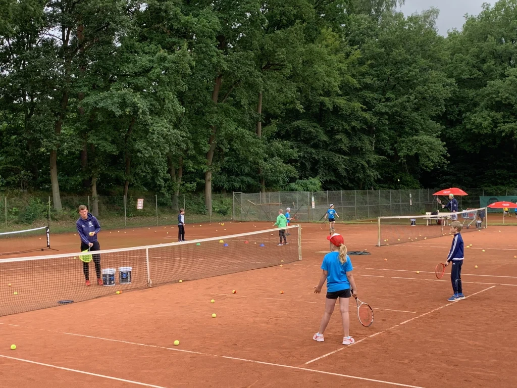 Kindertraining auf dem Sandplatz mit Trainern